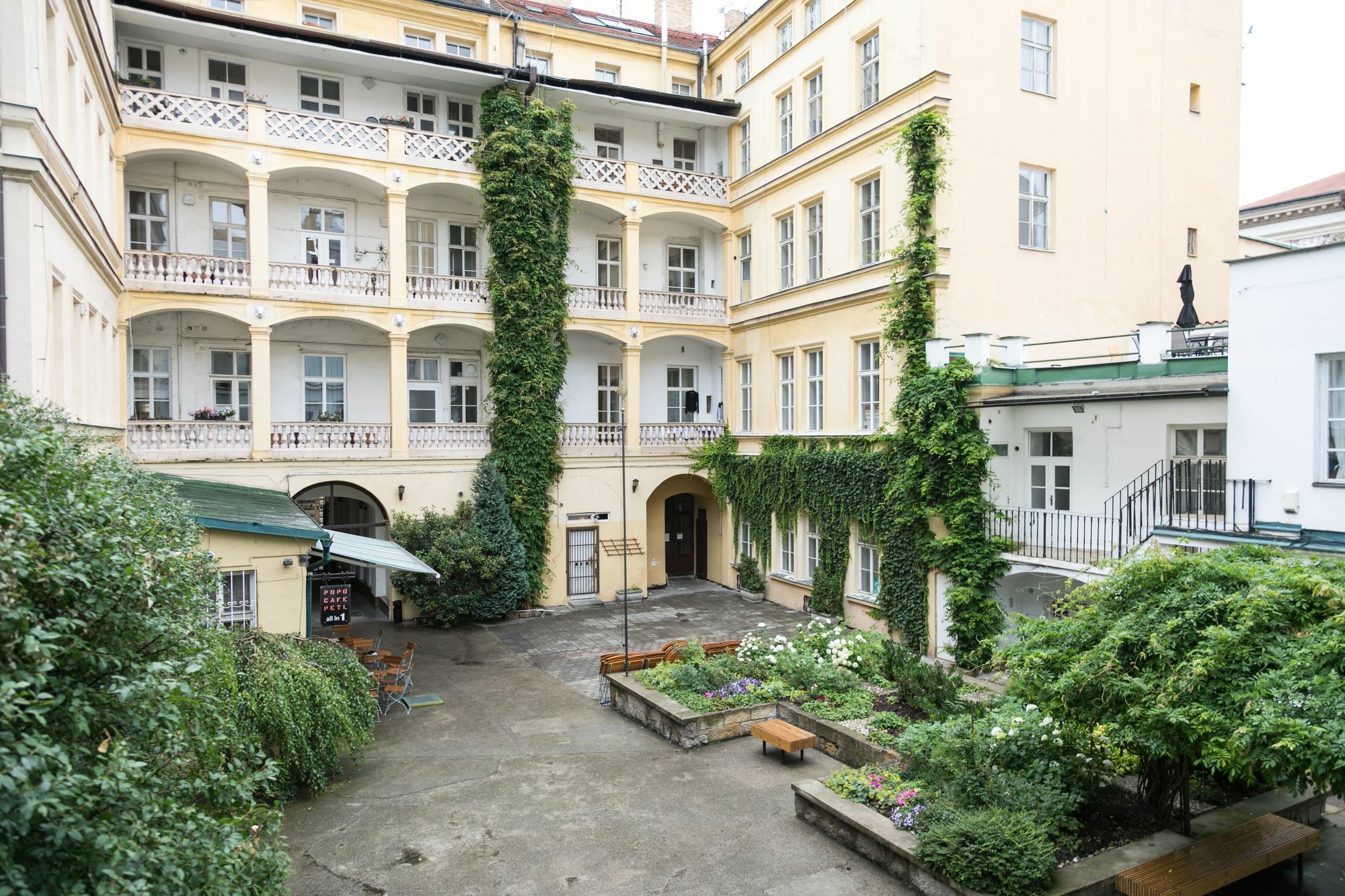 Welcome Charles Bridge Apartments Prague Exterior photo
